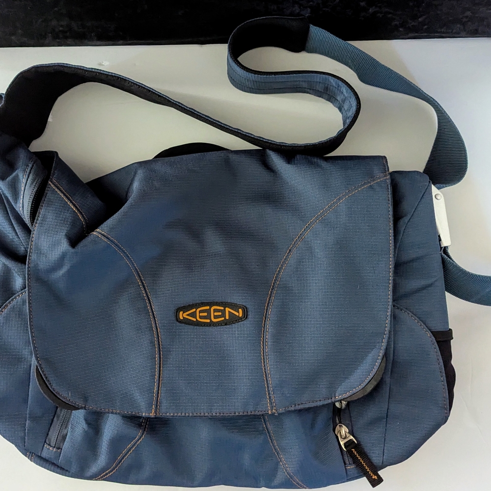Keen Blue Messenger Bag with Durable Canvas and Adjustable Straps